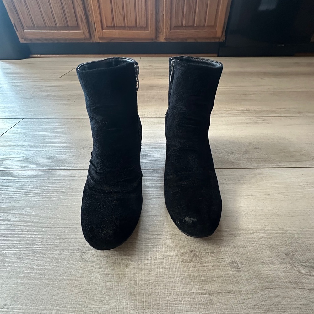 Eva & Zoe Ankle Boots Women's 8.5 “Natalie" Black Velvet Chunky Heel